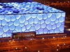 Olympijský stadión zvaný Ptaí hnízdo (nahoe) a Narodní plavecký stadion v Pekingu (ína). 