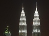 'Dvojata' zvaná Petronas Twin Towers v Kuala Lumpur (Malajsie).