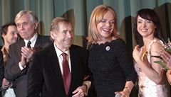 Václav Havel na premiée svého filmu Odcházení v Lucern, po jeho levici Dagmar Havlová, po pravici Josef Abrhám