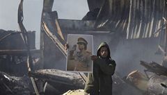 Libyjec s Kaddfho portrtem v ulicch Tripolisu