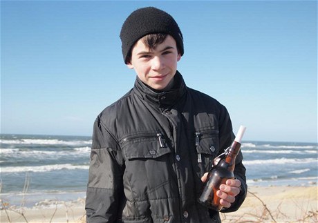 Daniil Korotkich se vzkazem v lahvi, který nael u Baltu. 