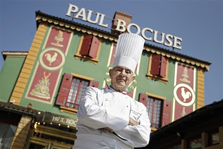 Francouz Paul Bocuse pózuje ped svou restaurací L'Auberge v Collonges-au-Mont-d'Or nedaleko Lyonu. Ta byla ocenna ocenna temi prestiními hvzdikami Michelinova prvodce