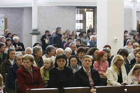 V zaplnnm kostele se objevili lid vech vkovch generac