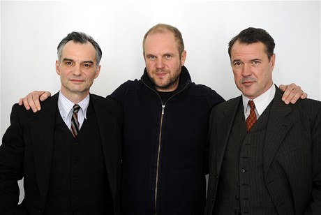 Reisér David Ondíek (uprosted) s hlavními protagonisty Ivanem Trojanem (vlevo) a Sebastianem Kochem (vpravo) 29. bezna v Praze pi natáení nového snímku Ve stínu.