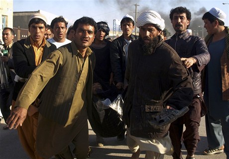 Afghánci vynáejí zranné (ilustraní fotka)