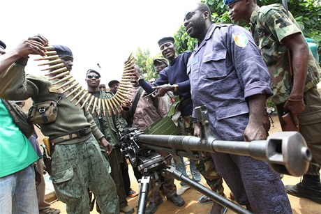 Ozbrojenci z tbora Alassana Ouattary s munic, kterou dajn ukoistili z armdnch sklad. 