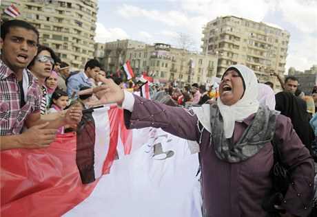 Ranami obuk a stelbou do vzduchu rozehnali egypttí vojáci demonstraci stovek lidí v centru Káhiry