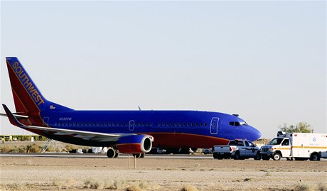 V pátek na palub Boeingu 737 spolenosti Southwest Airlines letícího z Phoenixu do Sacramenta v Kalifornii nastala náhlá dekomprese. Píina pokození trupu letounu není podle spolenosti zatím známá.