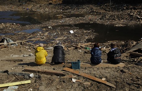 Japonci ve mst Iinomaki na snímku z 5. dubna 2011