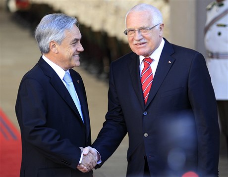 Václav Klaus v chilském prezidentském paláci s místním prezidentem Sebastiánem Pinrou.