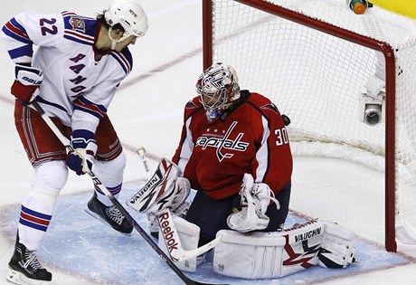 Michal Neuvirth v akci proti NY Rangers.