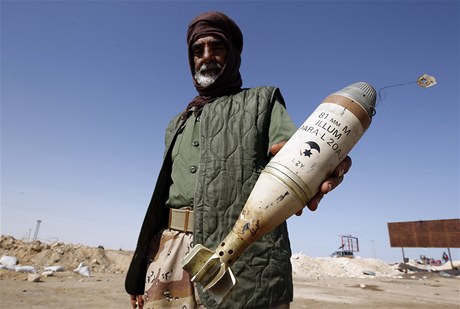 Libyjský rebel s minometným granátem, kterým Kaddáfího síly údajn ostelovaly povstalecké pozice u Adedabíji. 