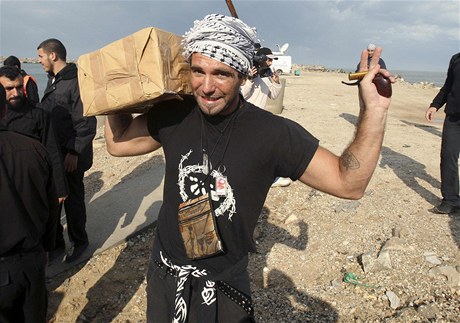 Vittorio Arrigoni s lkaskou pomoc v pstavu v Gaze (jen 2008).