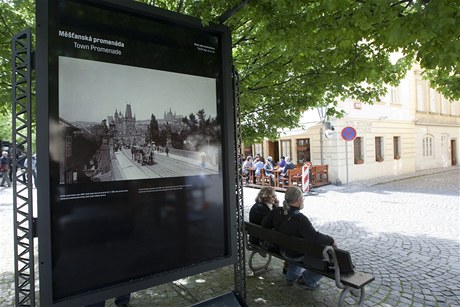 V Praze se velké fotografie v ulicích objevují - výstava na Kamp v roce 2010.