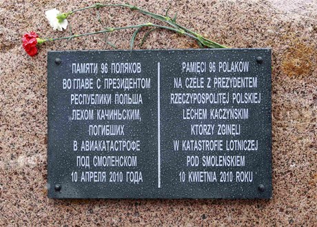 Deska, ze kter nechali Rusov odstranit vtu, e polsk delegace jela uctt vro sovtskho zloinu genocidy na vlench zajatcch, dstojncch polsk armdy. 