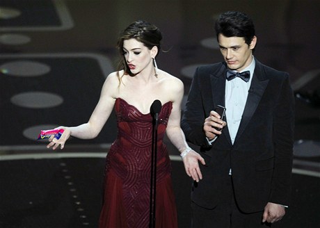 Anne Hathaweyová a James Franco pi moderování letoních Oscar.