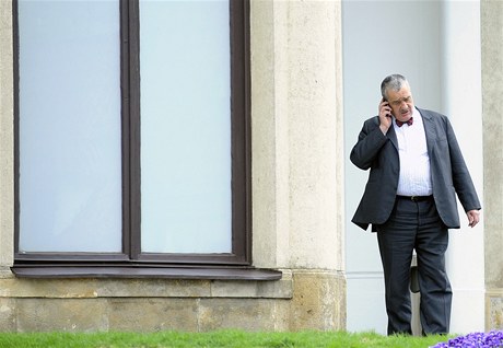 Telefonující pedseda TOP 09 a ministr zahranií Karel Schwarzenberg.