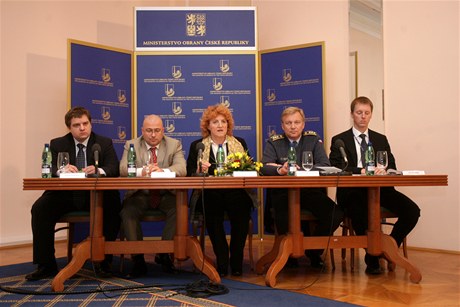 Bývalá ministryn obrany Vlasta Parkanová a vlevo od ní Martin Barták