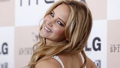 Jennifer Lawrence - americká hereka, která se pes seriálové role dostal k filmu, zahrála si napíklad ve filmu X-Men.