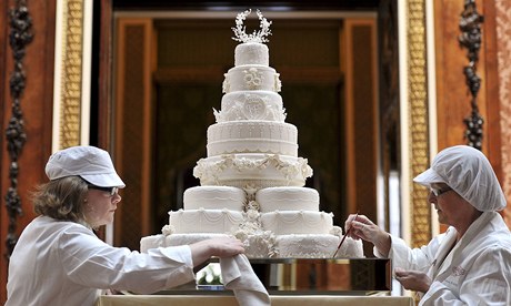 Svatební dort pro Williama a Kate, fotografovaný uvnit Buckinghamského paláce