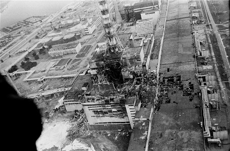 ernobyl krtce po havrii. Archivn snmek z kvtna 1986.