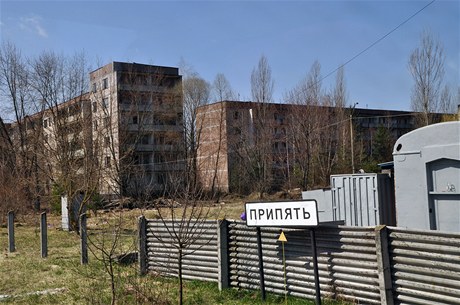 ernobyl. Vjezd do vylidnnho msta Pripja u elektrrny, evakuovanho po havrii. 