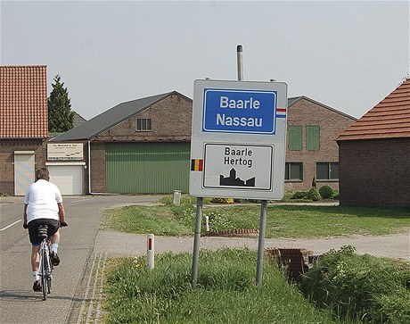 Belgické msteko Baarle-Hertog a jeho nizozemský soused Baarle-Nassau jsou unikátem. Na jedné stran ulic jsou domy nizozemské a na druhé belgické. asto ale hranice prochází i pímo jednotlivými budovami. 