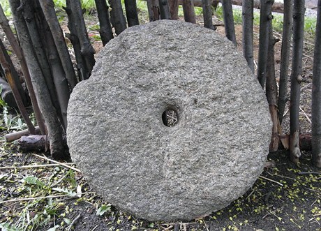  Tisíc let starý kámen na mletí obilí nazývaný ernov nael mu nedaleko Mladé Boleslavi. Nález je výjimený, rotaní kamenný mlýnek s prmrem 40 centimetr je toti vcelku. 