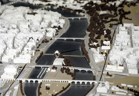 Mosty pes Vltavu na interaktivním modelu Prahy