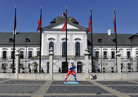 Slovensko se chystá na mistrovství svta v hokeji. Ped Prezidentský palác v Bratislav poadatelé umistíli sochu hokejisty ve slovenských národních barvách.