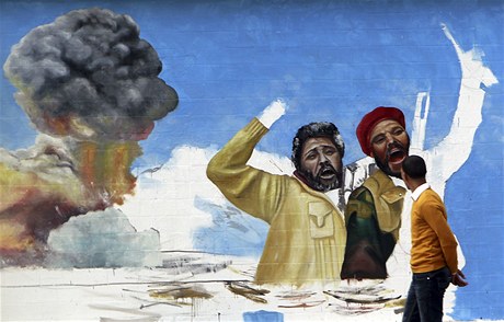 Grafitti na zdi zobrazující rebely bojující proti libyjskému reimu. 