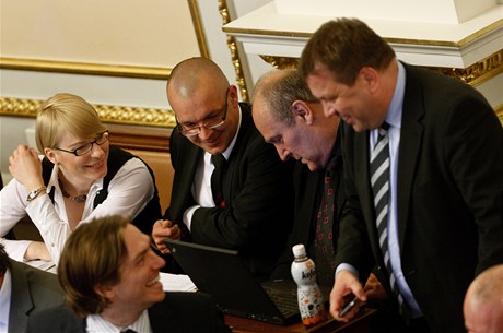 Pesazovn poslanc Stanislava Humla, Jaroslava krky a Kristny Ko. Pihlej Michal Babk a Petr Tlucho 