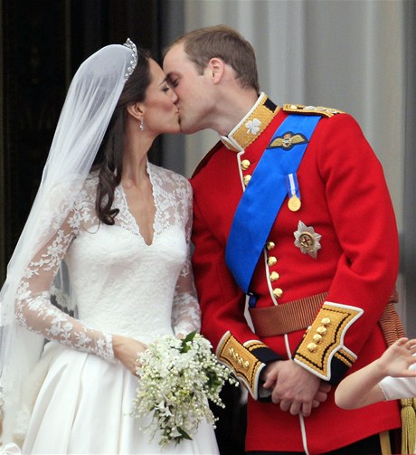 První polibek Williama a Kate na balkon Buckinghamského paláce
