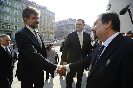 Bývalý ministr vnitra Radek John pedává úad svému nástupci Janu Kubicemu. Mezi nimi stojí premiér Petr Neas. 