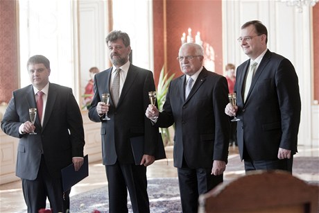 Prezident Václav Klaus jmenoval na Praském hrad nové ministry za pítomnosti premiéra Petra Nease: Radka merdu a Jana Kubiceho. 