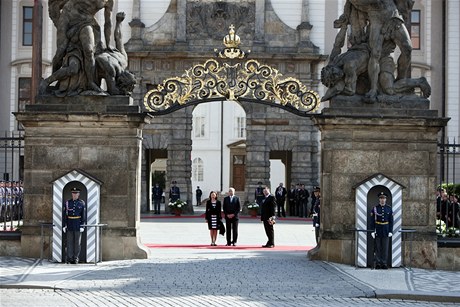 K Praskmu hradu zejm zam protestn pochod odbor. 