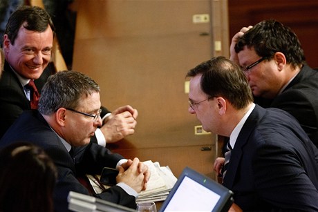 Poslanci opoziní SSD David Rath a Lubomír Zaorálek hovoí s premiérem Petrem Neasem a ministrem obrany Alexandrem Vondrou.