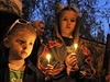 Dv dívky drí svíky zapaléné na památku obtí ernobylu