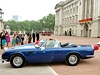 Kate a William odjídjí z obda v modrém kabrioletu Aston Martin, který je ozdoben stukami a balonky
