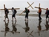 Stovky Brit kadoron slaví Velikonoce pí stomílovou poutí na místo nazvané Holy Island (Svatý ostrov) na severovýchod Anglie.