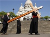Paíský arcibiskup Andre na Velký pátek pochodoval ped bazilikou Sacre Coeur...