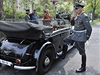 Reinhard Heydrich (Detlef Both) u svého vozu