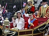 Novomanelé William a Kate v královském koáe vyrazili z Westminsterského opatství do Buckinghamského paláce.