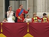 Novomanelé, nyní ji vévoda a vévodkyn z Cambridge, se ukázali desetitisícm lidí.