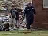 Lidé ped troskami baptistického kostela ve Smithville, Alabama
