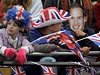 Fanouci s britskými vlajkami ekají na královský prvod.
