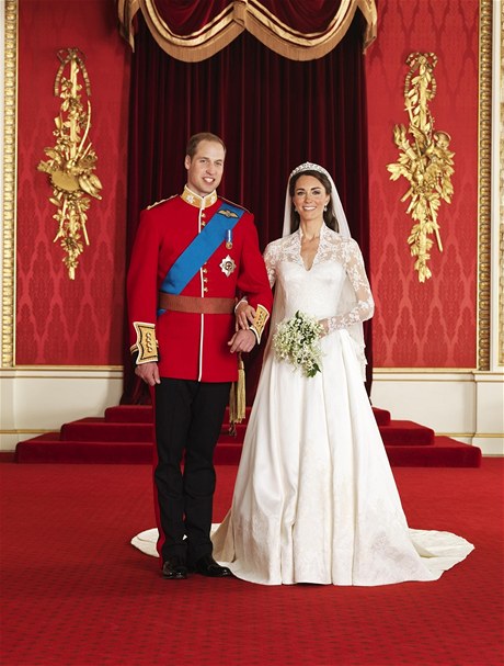 Oficiální svatební fotografie vévody a vévodkyn z Cambridge z Buckinghamského paláce