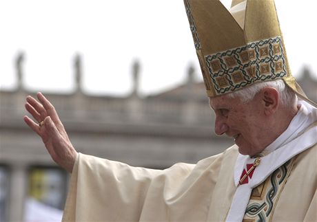 Pape Benedikt XVI. zdraví vící na Svatopetrském námstí ve Vatikán. 