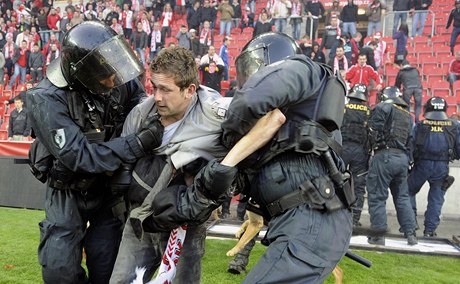 Fanouka Slavie odvádí policie.