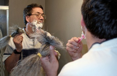 Gray Weddle, stedokolský uitel, se oholil po smrti bina Ládina